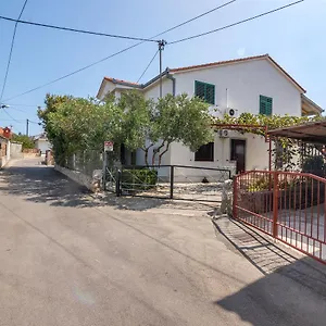 apartment-and-rooms-ruza-trogir.hotels-in-trogir.com/